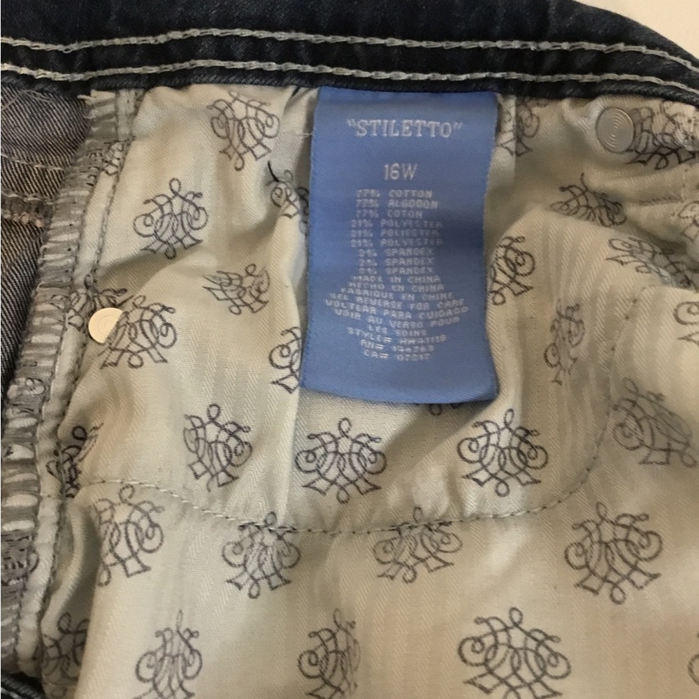 Hydraulic Women's Dark Blue Embroidered Boot Cut Jeans
Size 16W inseam 30” - Picture 11 of 11